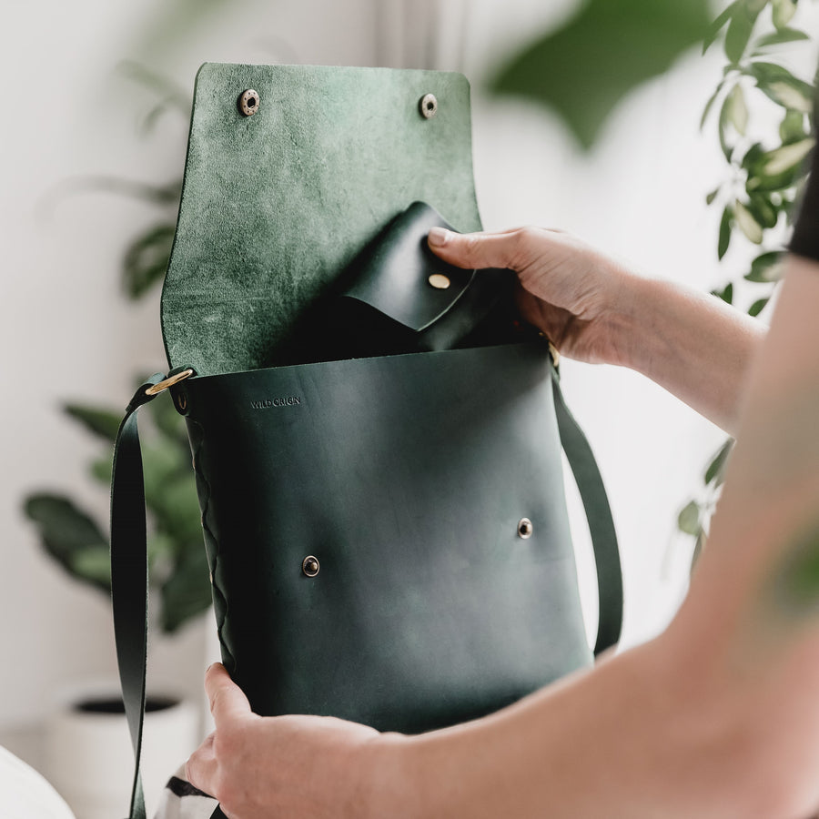 Green Oiled Leather Interlocked Purse
